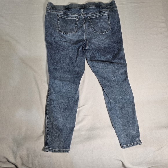 Torrid Women's 3r . Classic Blue Women's Jeans. - Picture 2 of 4